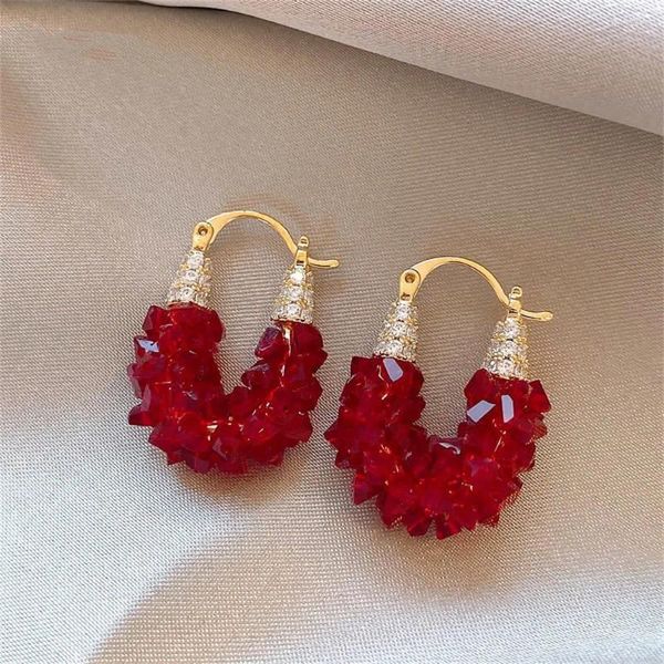 Pendientes de tuerca con atmósfera de alta gama de cristal retro rojo con diseño de nicho y lujo ligero único del año para regalo de niñas.