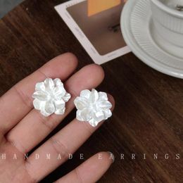 Boucles d'oreilles en argent S925, petite aiguille en résine fraîche, fleur blanche, mode coréenne Sakura pour femmes, vente en gros