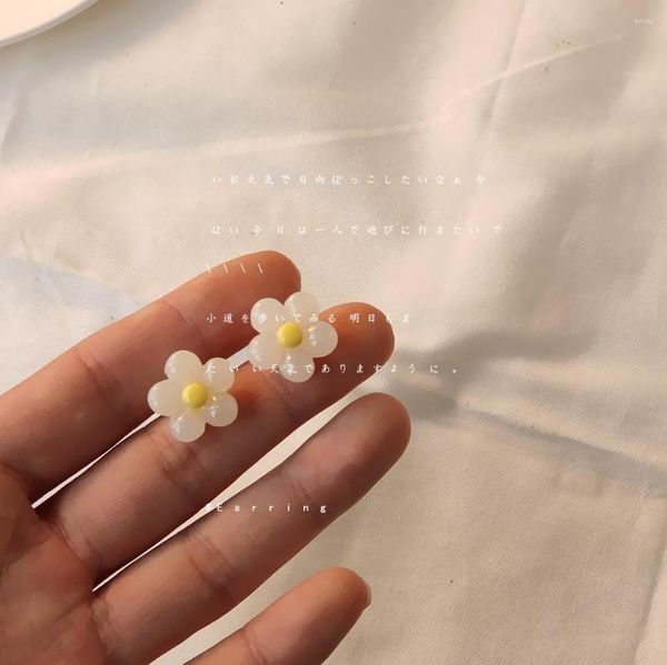 Pendientes de botón S925 aguja de plata blanca pequeña flor de resina fresca Sakura Card Captor Daisy pendiente