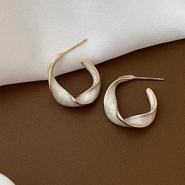 Boucles d'oreilles à tige en argent sterling S925 avec glaçure tombante française blanche pour les mineures féminines avec un sens du design avancé pour l'oreille d'automne et d'hiver