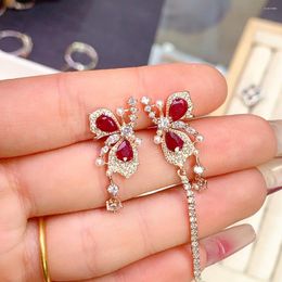 Boucles d'oreilles S925 Ruby naturelle pure en argent sterling est comme un feu avec un rouge ardent signifiant la qualité d'amour haut de gamme à long terme