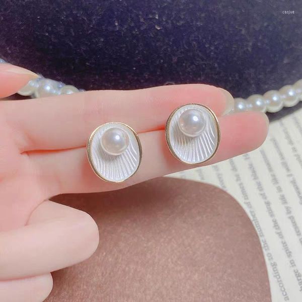 Boucles d'oreilles à tige Conception de coquille avec perle d'eau douce naturelle Femmes Bijoux faits à la main Cadeaux