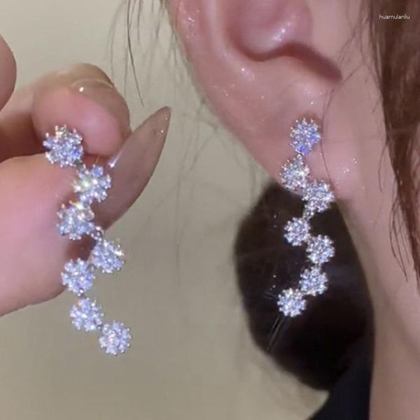 Pendientes de botón Chapado en plata Micro-incrustaciones Circón Círculo Pendiente Temperamento Moda Cara modificada curvada Colgante largo femenino exquisito