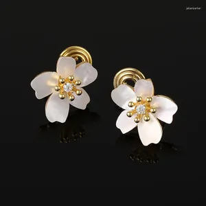 Pendientes de tachuelas Simple Cherry Blossom Natural Shell Flower Mosquito Bobina Clip sin joyas perforadas Hembra Al por mayor