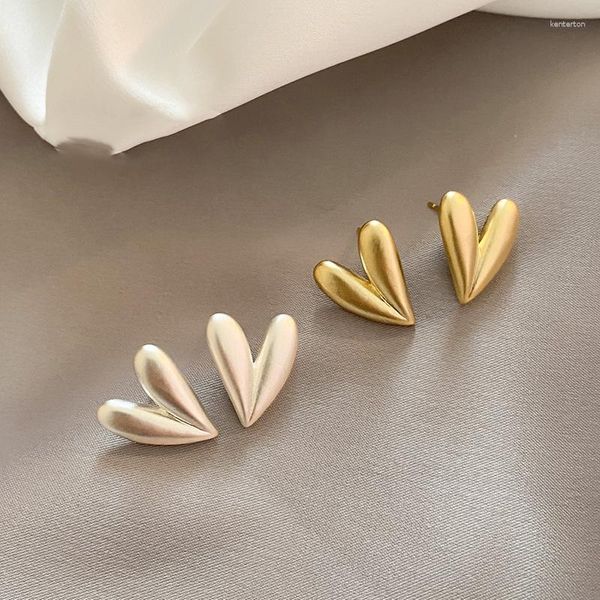 Pendientes de botón Diseño simple Metal cepillado esmerilado en forma de corazón Un accesorio diario versátil para niñas En 2023 Joyería de moda