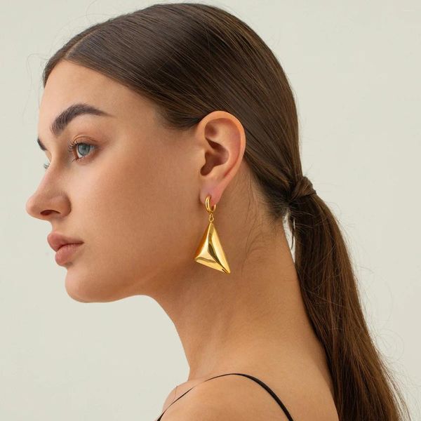 Pendientes de tuerca de acero inoxidable PVD para mujer, chapado en oro de 18K, concha deslustrada, gota triangular creativa, joyería al por mayor, 2024