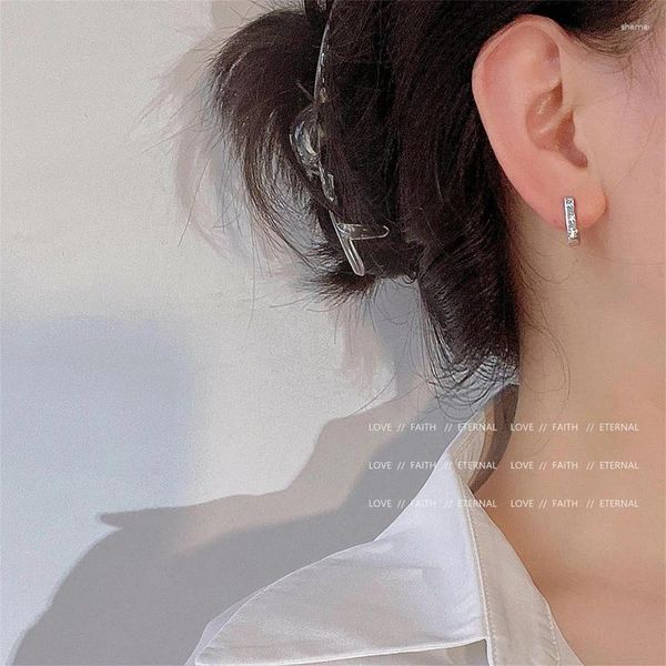 Pendientes de semental Femenino en forma de estrella J femenino Nicho de diseño simple Circón Joya de orejas de alta calidad al por mayor