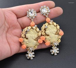 Les boucles d'oreilles étouffent les grosses baroque cristal soulagement beauté reine image exagération des pièces de métal