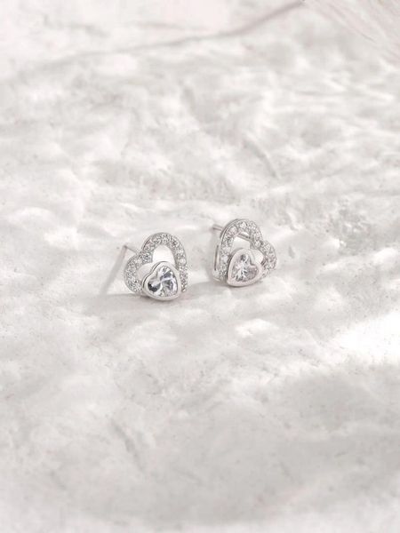 Boucles d'oreilles à tige en argent sterling 925 avec cœur à l'intérieur pour un usage quotidien ou un match de mariage.