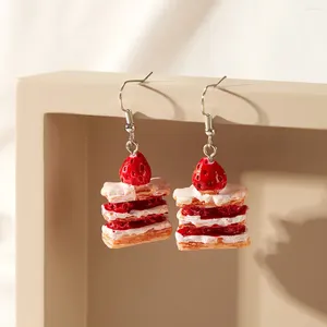 Boucles d'oreilles gâteau aux fraises pour femmes, en résine, faites à la main, mignonnes filles amusantes, nourriture douce, goutte d'oreille, bijoux d'oreille en plastique, cadeau