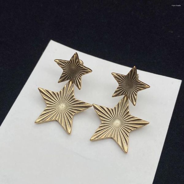 Pendientes Pentagrama De Tamaño Elegante Combinados Con Bronceador Para Textura Antigua