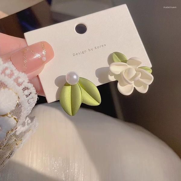 Pendientes de tuerca Super Hada flor asimétrica perla diseño de mujer acrílico dulce moda verano blanco 2023 tendencia joyería niña