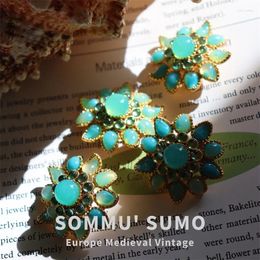 Stud-oorbellen driedimensionale blauwgroene glazen harshars bloem clip zilveren naald vintage antieke sieraden in het midden