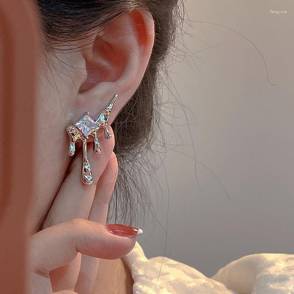 Pendientes de tuerca minimalistas de moda, pendientes de aguja de plata, joyería Unisex de tono frío elegante, circonita de gota de agua coreana, Lava líquida única