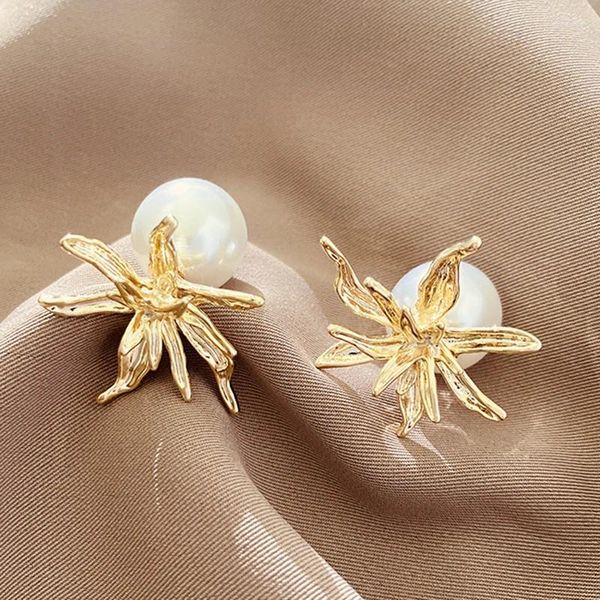 Pendientes de tuerca UILZ, Color dorado Irregular, flor grande para mujer, temperamento, pendiente de perla de imitación blanca, joyería usable diaria