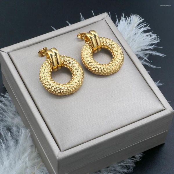 Pendientes de tuerca Aro hueco vintage Chapado en oro de 18 quilates Acero inoxidable en forma de O Patrón de piedra Pendientes de fiesta Joyería impermeable al por mayor