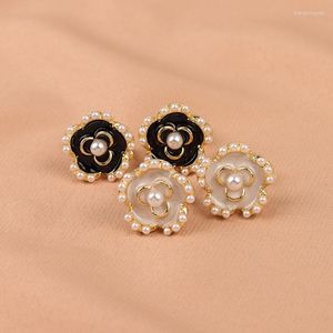 Pendientes de tuerca Vintage de lujo con flor de temperamento para mujer, pendiente de perla de Color blanco y negro, joyería femenina moderna para fiesta