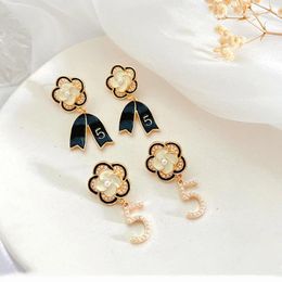 Pendientes de tuerca Vintage número 5 pendientes de perlas moda de lujo esmalte blanco negro flor de Camelia accesorios de joyería para mujer