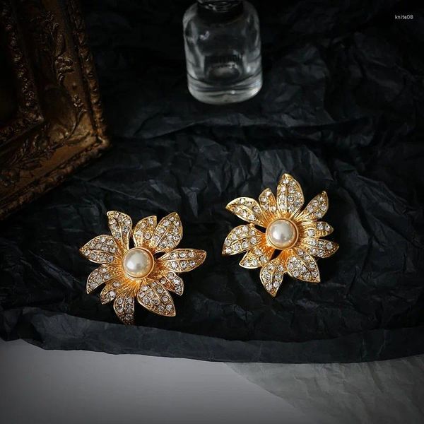 Pendientes de tuerca Vintage Zirconia perla incrustación de flores para mujer joyería pasarela fiesta T Show moda Boho INS Japón Corea