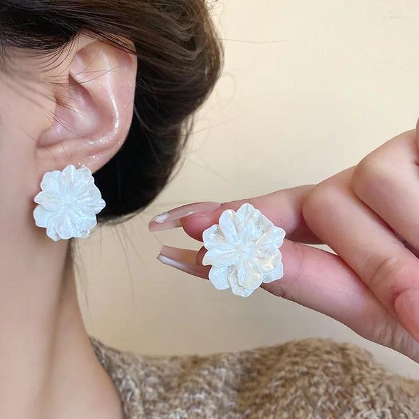 Pendientes de tuerca con flor acrílica blanca para mujeres y niñas, aretes de resina llamativos coreanos, accesorios de joyería de moda para fiesta de boda, regalo