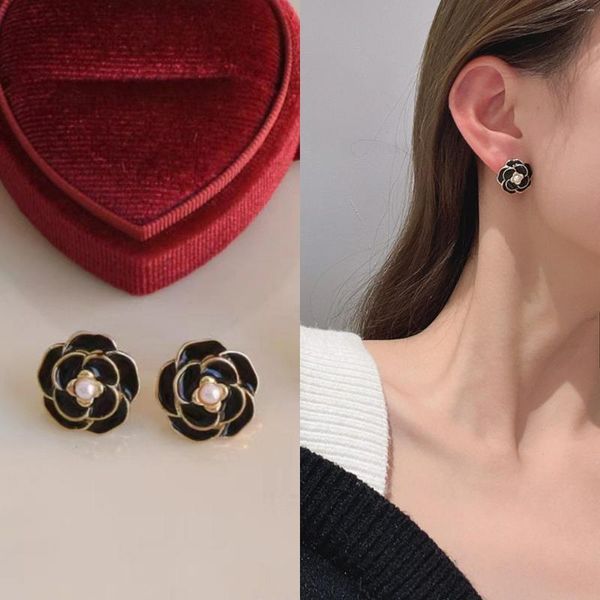 Pendientes de tuerca con flor de Camelia blanca para mujer, aretes ligeros de lujo Vintage con número 5 de perlas, accesorios para niñas, regalo, joyería de moda