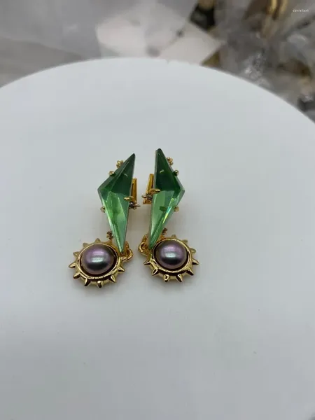 Pendientes de tuerca al por mayor de diseñadores europeos y americanos para crear una tendencia de moda, serie de perlas de piedra verde de ocio