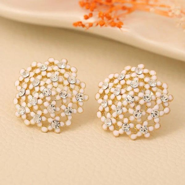 Pendientes de tuerca para mujer, color blanco, con incrustaciones de Babysbreath, joyería de moda de buena calidad