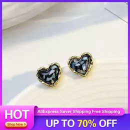 Boucles d'oreilles Stud Fashion pour femmes adaptées à toutes les occasions Grace Heart Classic Black and White