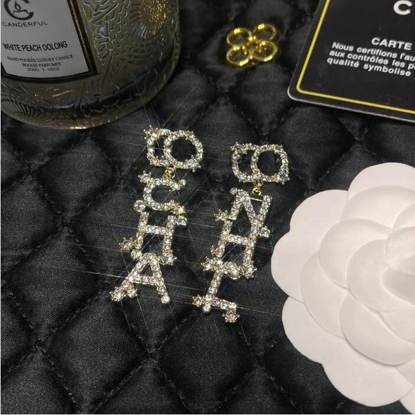 Stud Mode Lettre Pleine Diamant Boucles D'oreilles Charme Exquis Design Senior Boucles D'oreilles De Luxe Designer Bijoux Accessoires Jeune Art Style Classique Cadeau Romantique A852