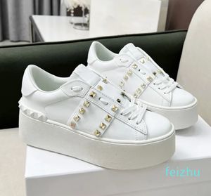 Stud Flatform Sneaker Bande Avec Clous Chaussures Pour Femmes En Cuir Blanc Fond Épais Pointes Baskets Mode Décontracté