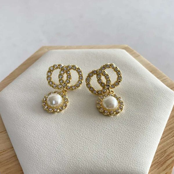 Stud Pendientes de perlas pequeñas doradas Canal Perla Diamante Gota Pendientes de oro Diseñador para mujer Pendientes de boda de moda 2024 Pendientes de diseñador Joyería de alta calidad