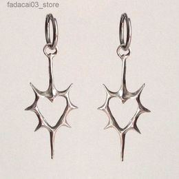 Stud Goth Thorn Heart Boucles d'oreilles Mode coréenne Boucles d'oreilles croisées pour femmes Punk Charms Boucle d'oreille Grunge Bijoux Hip Hop Vintage Accessoires Q240125