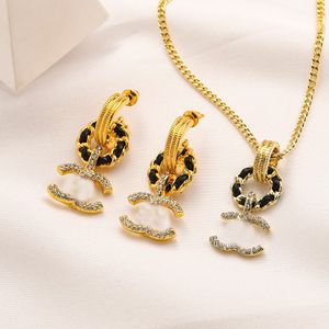 Stud Diseñador de gama alta Marca Pendientes de doble letra Mujeres famosas Nunca se desvanecen Pendiente de acero inoxidable chapado en oro con incrustaciones de cristal Ear Loop Moda Navidad