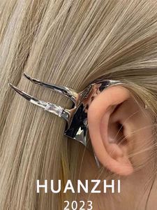 Stud Huanhzi 2023 Nieuwe minimalistische stijl Silver Fairy Smooth Metal Ear Clip Damesgreep Speciale sieraden Gift Party Q240517