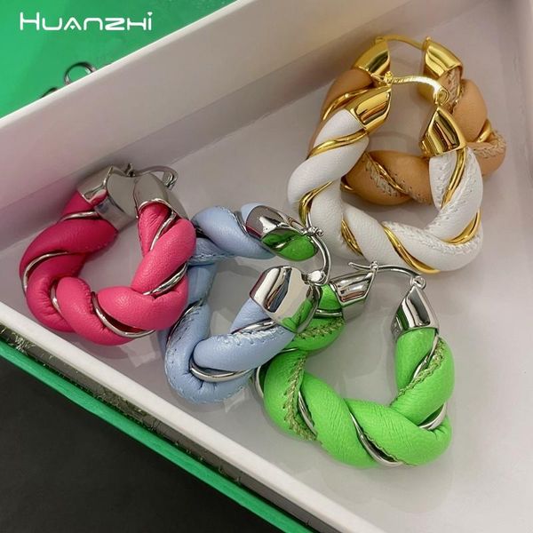 Étalon Huanzhi 2021 Triangle géométrique Twisted Metal Le cuir Boucle pour femmes Girls Party Travel Bijoux Cadeaux à la mode