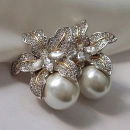 Stud Huitan Hermosa flor Pendientes de perlas de imitación Mujeres de lujo con incrustaciones de piedra CZ brillante Joyería de boda de moda Lotes al por mayor 231116