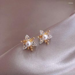 Boucles d'oreilles à trois pétales de fleurs de zircon incrusté de cuivre avec des boucles d'oreilles à trois pétales de conception coréenne