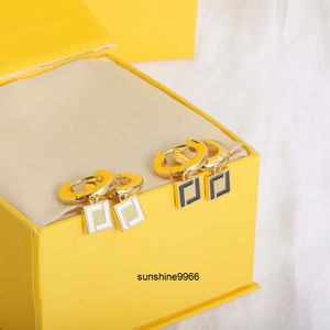 Pendientes de cartas de semental Pendientes de oro de lujo Joyería para el diseñador de estudios para mujeres Pendientes de oro Classic Golding con caja de accesorios F Accesorios Regalo