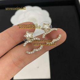 Stud Light Luxury Full Diamond Automne Nouvelles boucles d'oreilles double lettre Femme Minorité Étoile à cinq branches Tempérament Senior Sense Boucles d'oreilles Petites boucles d'oreilles design 2024