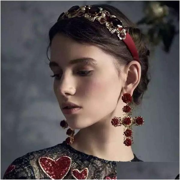 Stud Long Cross Studs Pendientes Mujeres Retro Barroco Rose Flower Crystal Rhinestone Cuelga Negro Rojo Blanco Color Diseño de Moda Acrílico DHYGJ