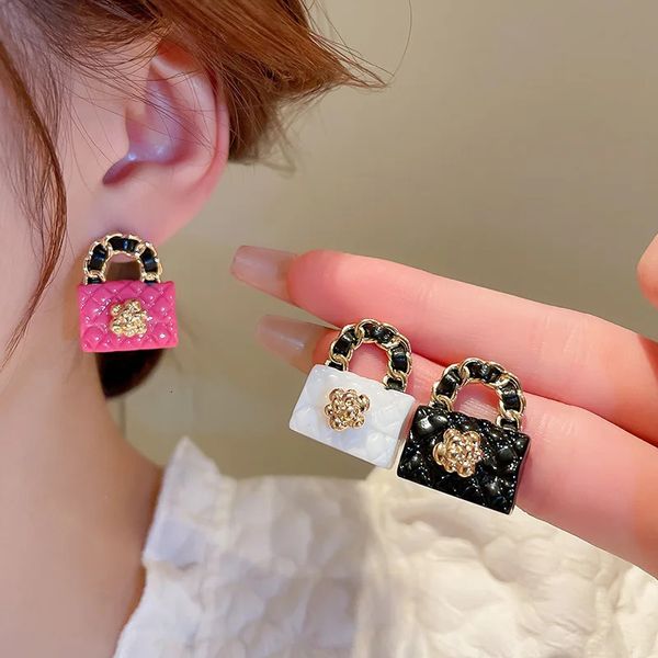 Boucles d'oreilles design de sac à fleurs de luxe pour femmes blanc rose noir déclaration nouveaux bijoux de mode en gros 231120