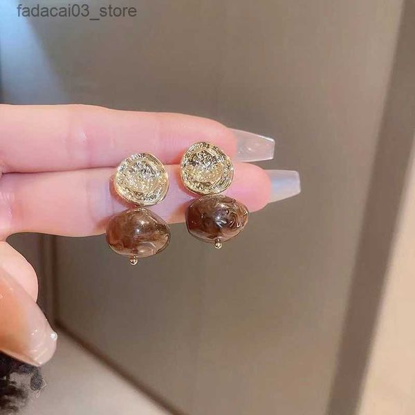 Stud New Amber Resin Oval Colgante Color Oro Plisado Pendientes redondos para mujeres 2023 Tendencia de moda Temperamento Girls Party Jewelry Q240125