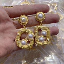 Stud Nuevo diseño Studs Pendientes de diamantes de latón 2024 Letras Colgantes de perlas blancas Chapado en oro de 18 quilates Antialérgico Clip de oreja para mujer Regalos de joyería de diseñador