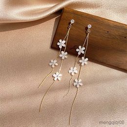 Stud nouvelle mode asymétrique gland fleur boucles d'oreilles pour les femmes Style blanc strass boucle d'oreille fille fête bijoux cadeau