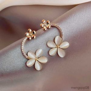 Stud New Light Luxury Flower Boucles d'oreilles pour les femmes Exquis Pearl Crystal Earring Girl Party Jewelry