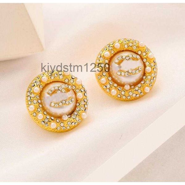 Stud Nouveau Style Designer 18k Boucles d'oreilles plaquées or haut de gamme Femmes Marque Double Lettre Boucle d'oreille en acier inoxydable incrusté de cristal Perle Géométrie Bague d'oreille Mariage N18H