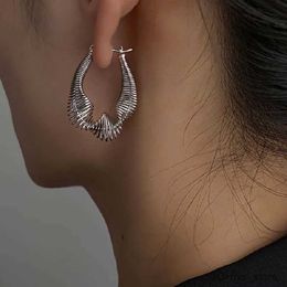 Stud Nieuwe trendy metaal onregelmatige gedraaide hoepel oorbellen voor vrouwen overdreven zilveren kleur geometrische lijn oorbellen sieraden cadeau