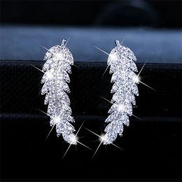 Stud Personality CZ Crystal Trail Leaf Feather Knoop Schroef Gevangene oorbellen voor vrouwelijke klimmers Oor Crawlers Vrouwelijke sieraden