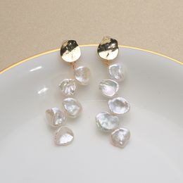 Pendientes de perlas barrocas de agua dulce naturales hechos a mano con diseño de pétalos adecuados para mujeres con una temperatura retro de nicho de plata de ley 925 EAJ 230724