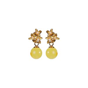 Stud S925 plata esterlina chapada en oro ámbar cera de abejas perla elegante personalidad flor de ciruelo cuentas redondas pendientes de tuerca para mujer